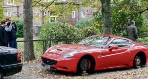 Un propriétaire de Ferrari se fait voler ses jantes