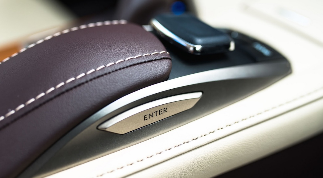 32-2016-Lexus-ES300h