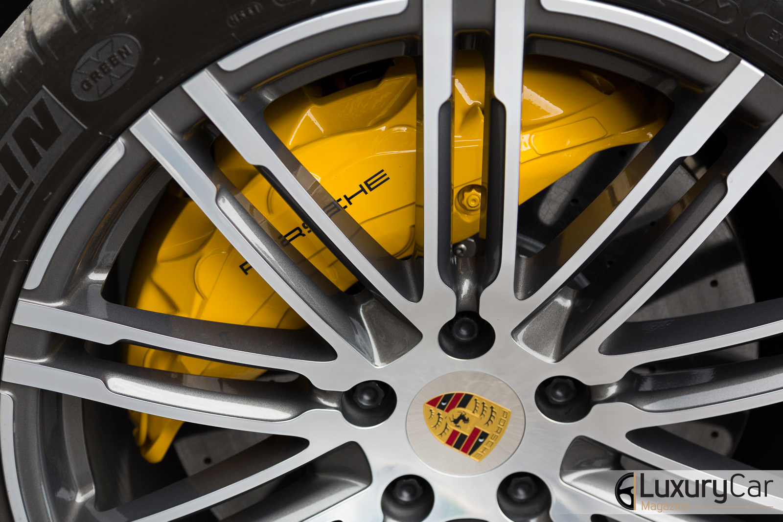 Porsche-Cayenne-Turbo-S-2015-15