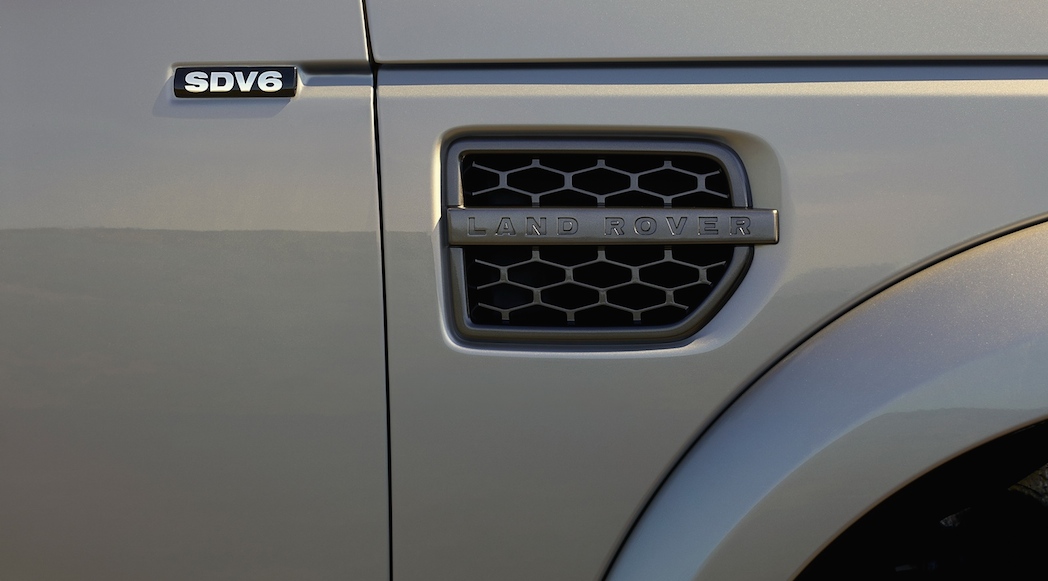 18-Land-Rover-Discovery-Graphite-9