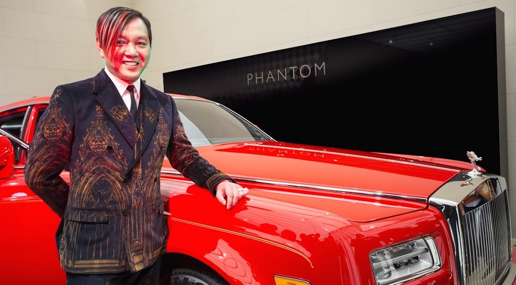 Stephen Hung avec la première Rolls-Royce Phentom EWB pour l'Hotel The 13 de Macao