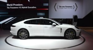 Salon de Los Angeles Porsche 911 RSR 2017 et Porsche Panamera Executive 2017