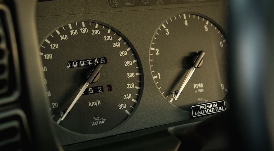 jaguar-xj220-1994-13