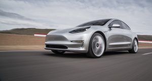 NOUVELLE AUTO: La première Tesla Model 3 sort de l’usine