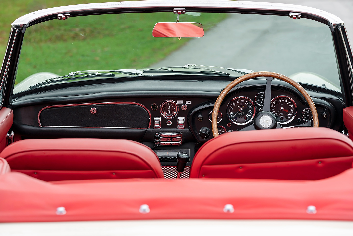 1970 Aston Martin DB6 MkII Volante EV | Photo: Aston Martin