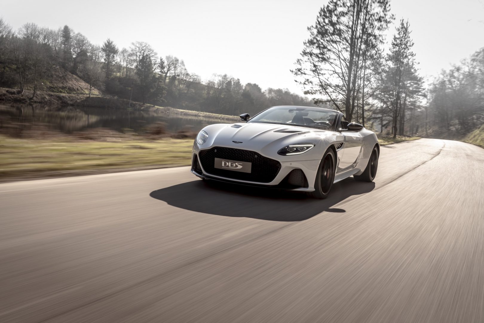aston-martin-dbs-superleggera-volante-2
