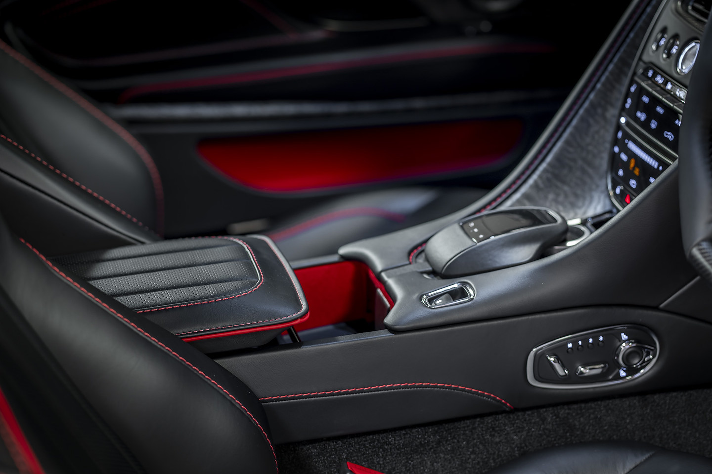 Aston Martin DBSÊSuperleggera 'On Her MajestyÕs Secret Service' special edition