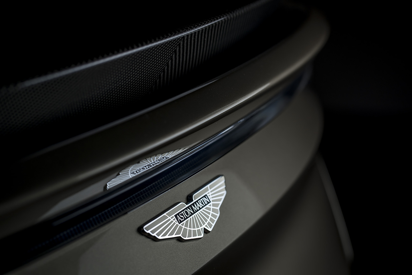 Aston Martin DBSÊSuperleggera 'On Her MajestyÕs Secret Service' special edition
