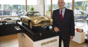 Goldfinger fête avec une DB5 miniature en or