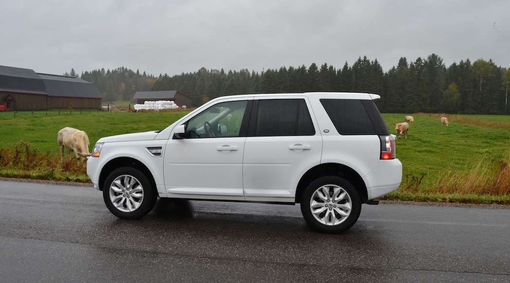 17-2014-Land Rover-LR2-HSE-Lux