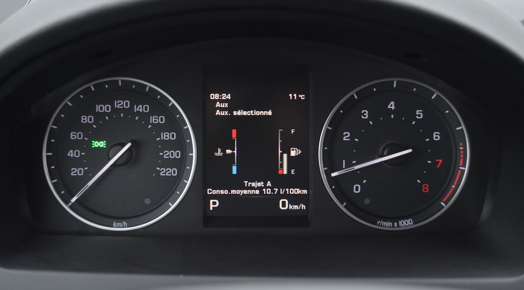 31-2014-Land Rover-LR2-HSE-Lux