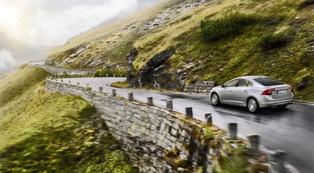 2-Volvo-S60_2014_1600x1200_wallpaper_13