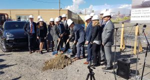 Première pelletée de terre pour le nouveau Centre Porsche Rive-Sud à St-Hubert
