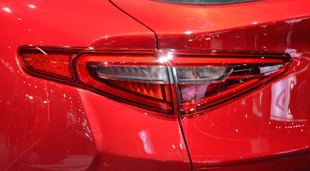 alfa-romeo-stelvio-2018-13