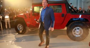 NOUVELLE AUTO : Arnold Schwarzenegger reçoit un Hummer électrique