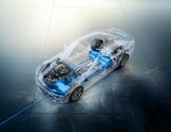 P90277540_lowRes_bmw-wireless-chargin - Copy