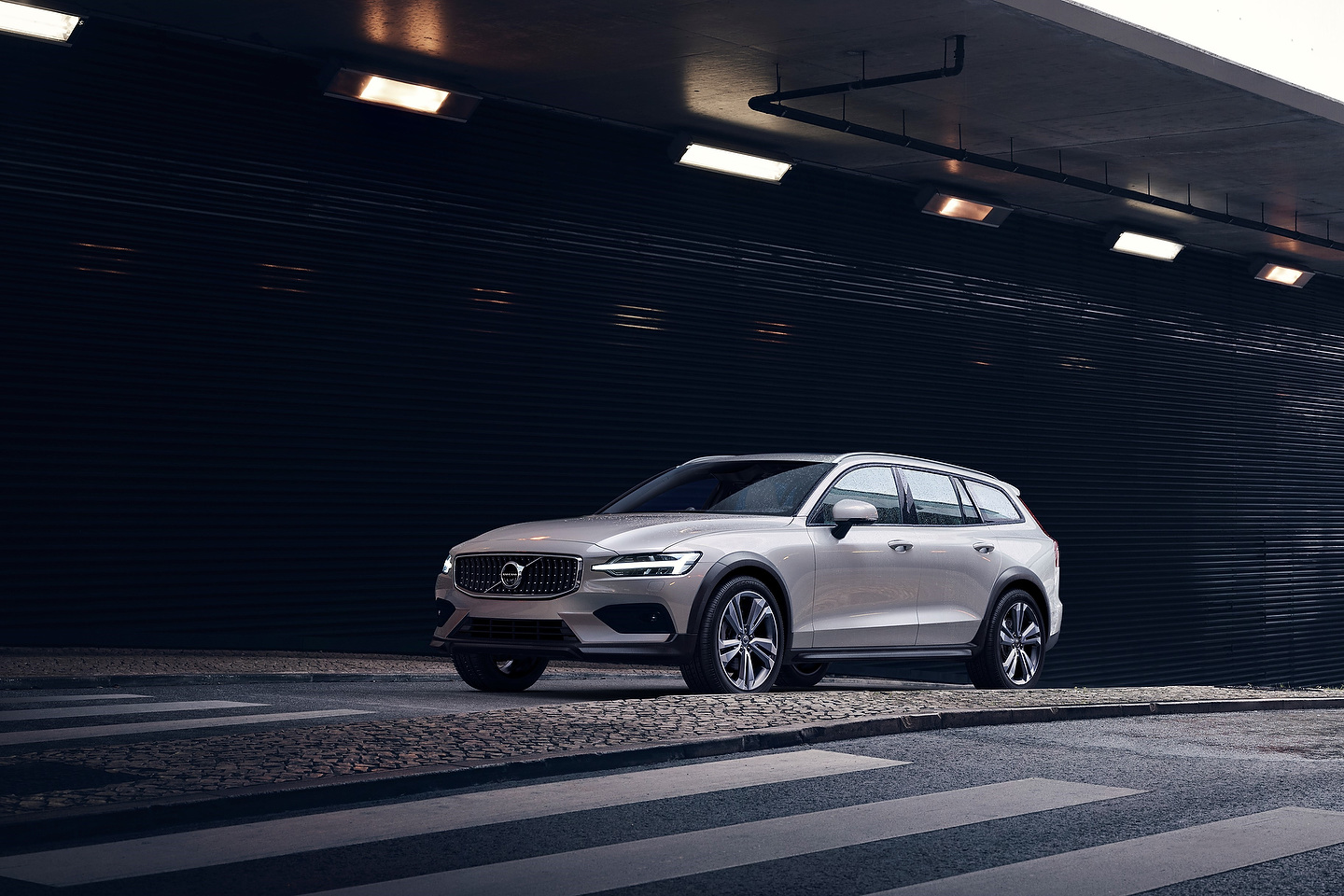 New Volvo V60 Cross Country exterior