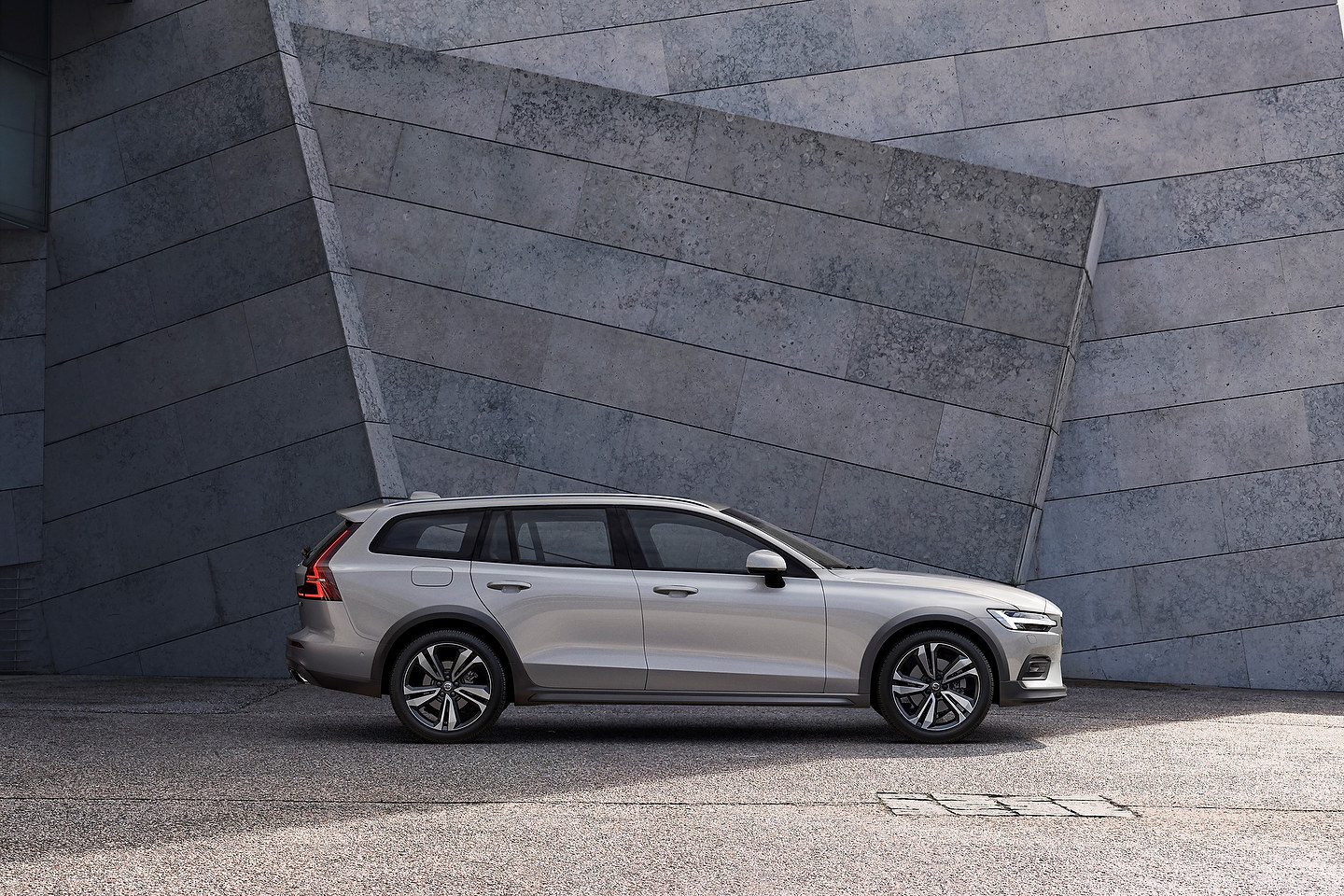New Volvo V60 Cross Country exterior