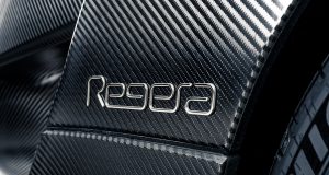 Koenigsegg assemble et livre une Regera au fini unique